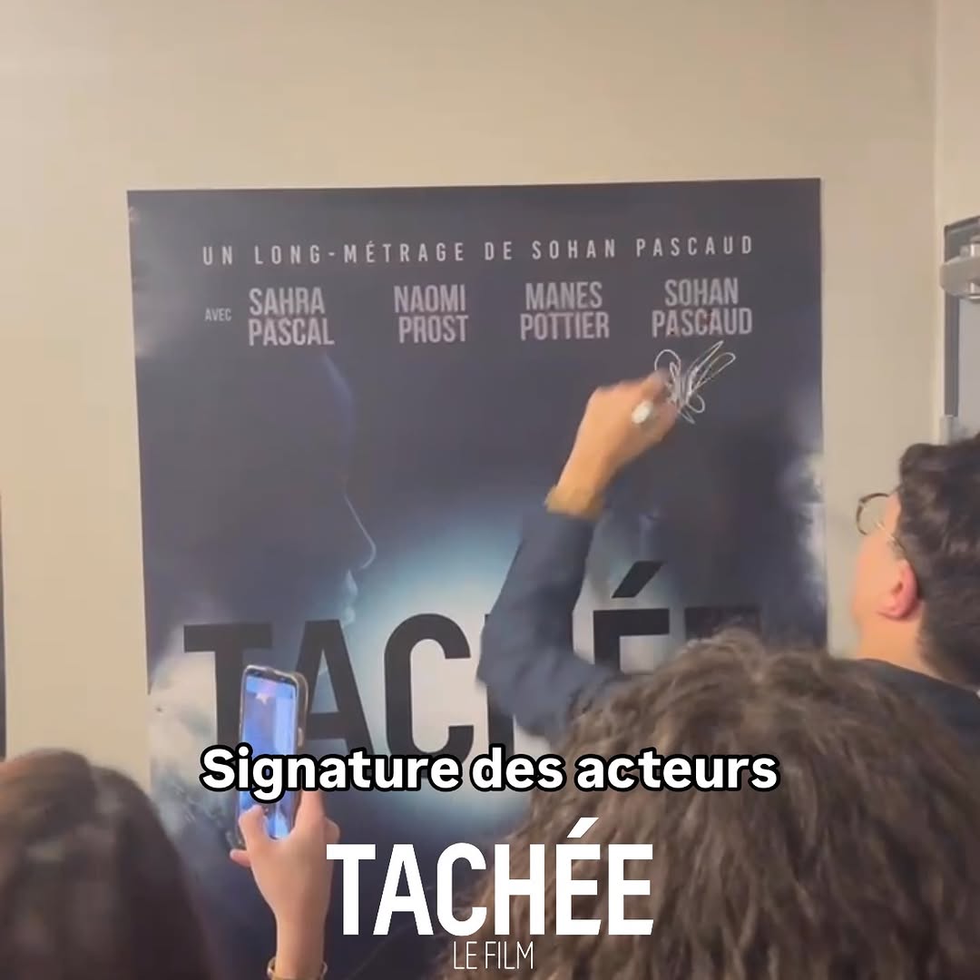 Signature des acteur sur l’affiche lors de l’avant première 🥂 #tacheelefilm